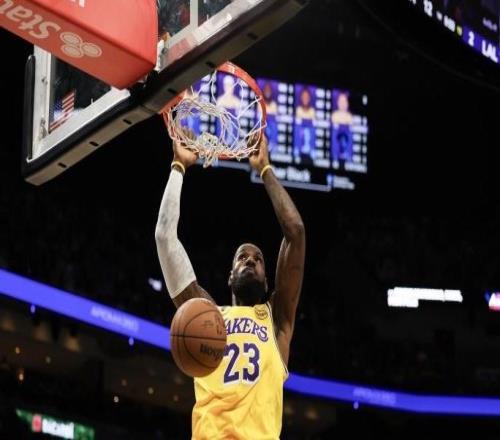 41歲詹姆斯霸榜28.6億播放，湖人卻把他逼成孤膽英雄