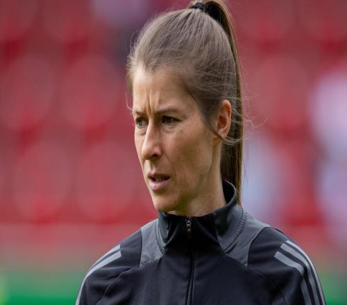 德甲首位女主帥遭遇網(wǎng)暴：足球創(chuàng)新者的困境