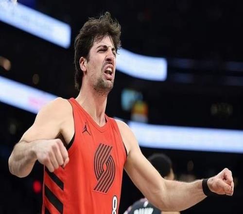 阿芙迪亞讓布克黯然失色，開拓者險(xiǎn)勝太陽鎖定季后賽，杜蘭特笑了