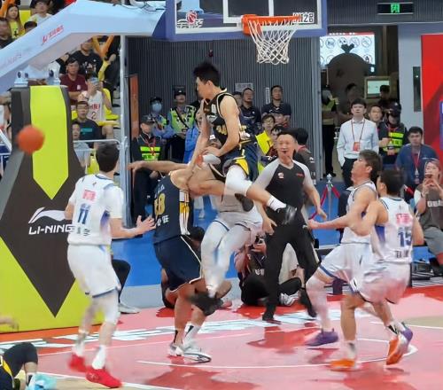 看了小崔炸裂封蓋嚇呆寧波外教的名場(chǎng)面，才發(fā)現(xiàn)胡隊(duì)被杜鋒坑慘了