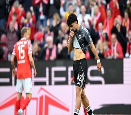 20歲前鋒遭三聯(lián)賽哄搶，德甲新星為何坐穿板凳