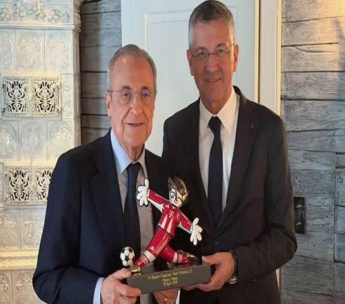 傳統(tǒng)環(huán)節(jié)，海納賽前與弗洛倫蒂諾會面并贈送紀念禮物