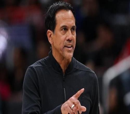 斯波：三球的絆人行為不應(yīng)出現(xiàn)在比賽中應(yīng)該被驅(qū)逐出場(chǎng)