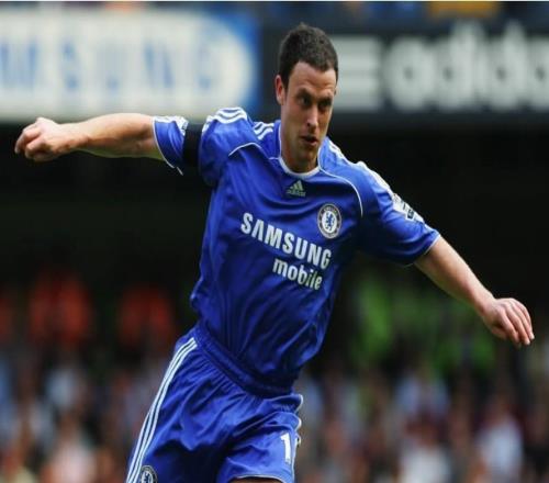 藍軍舊將布里奇在看臺慶祝曼城贏球，他是曼城電視臺團隊一員