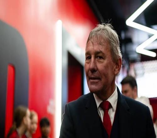 郵報(bào)：卡里克邀請(qǐng)羅布森到卡靈頓觀看訓(xùn)練，后者二月已曾來(lái)訪