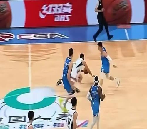 青島男籃崩潰！外線投不進(jìn)，韋瑟斯龐竟然受傷！