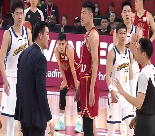 王博很生氣！沖進場內質疑吹罰，被直接驅逐出場