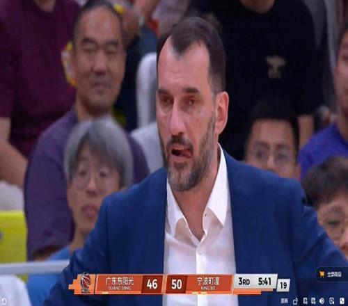 立功了！最后6秒送出血帽，保住勝利，球迷怒贊：拯救了廣東隊