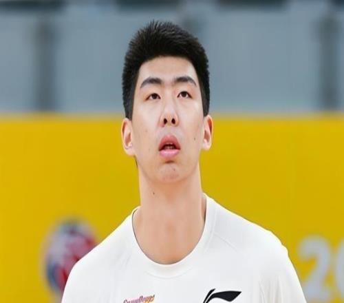 03年小將大殺四方，身高2.26m，五支NBA球隊(duì)搶他，朱芳雨沒(méi)看錯(cuò)人