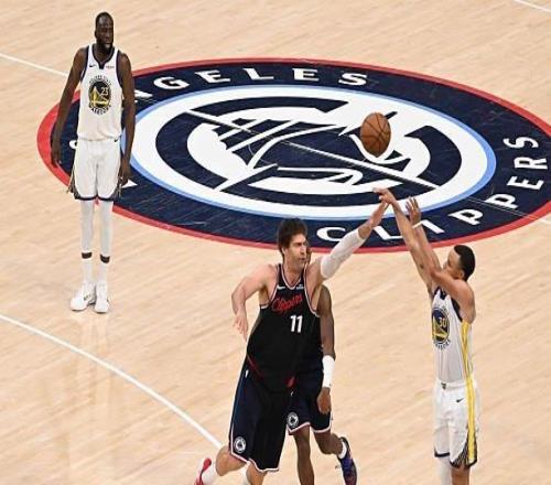 都38歲了還要硬扛37分鐘！快船內(nèi)線老將最后一節(jié)被勇士各種打爆