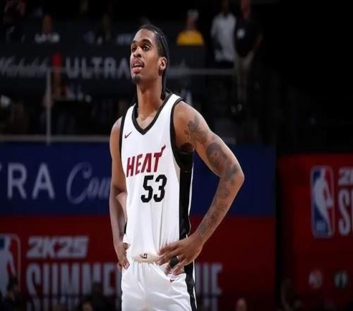 想奪冠黑馬豪取14連勝，刷新紀(jì)錄，又補(bǔ)強(qiáng)新援：24歲，攻防一體