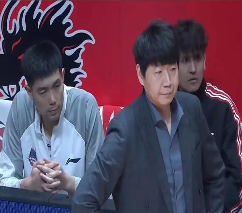 連戰(zhàn)連敗，謎之用人！山東球迷也心涼了，喊話邱彪：好聚好散吧