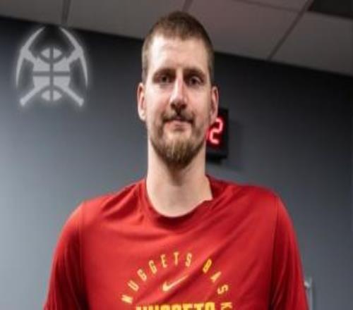 約基奇領(lǐng)獎時女兒在場，獎杯變玩具