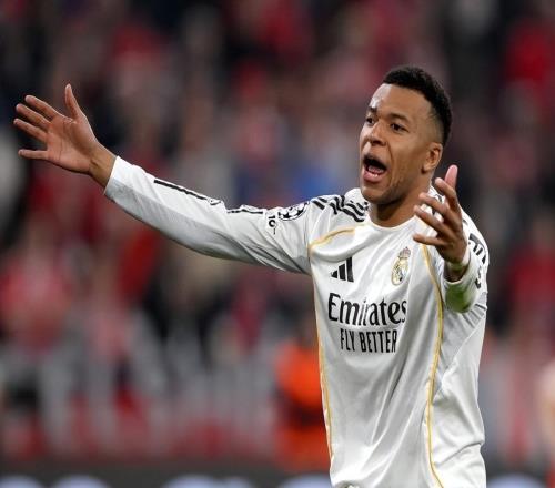 孔帕尼冒进拜仁失先手，缺后腰，皇马不敢换下巨星