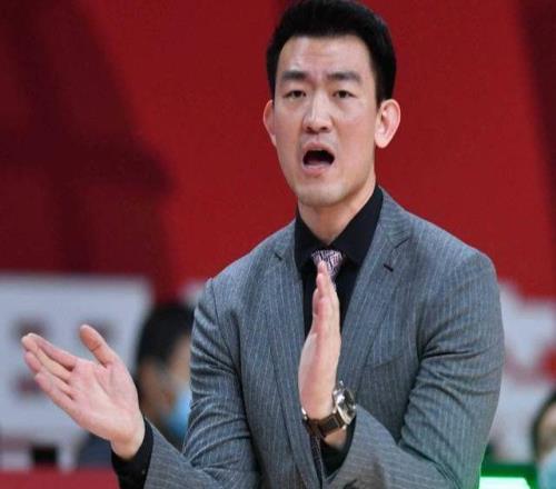 怒了王博不滿布朗被吹犯規(guī)沖進場內(nèi),裁判奪權(quán)王博微笑鼓掌離場