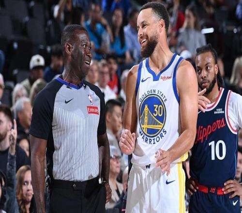 勇士半場(chǎng)落后快船8分：庫(kù)里9中2回更衣室右膝纏繃帶小卡14+6