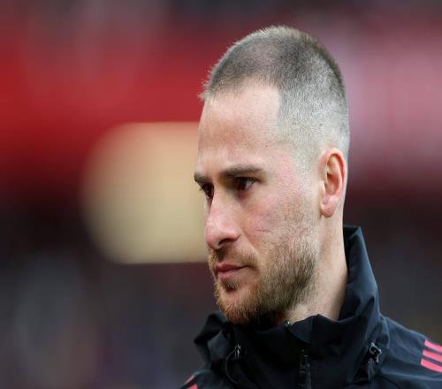 TA：利物浦需引進(jìn)有強(qiáng)硬對(duì)抗的中場，尋薩拉赫接班人也很重要