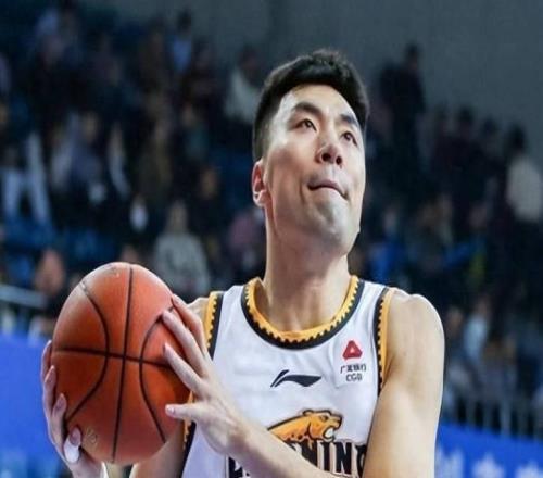 效力CBA聯(lián)賽21年，他豪取4個(gè)冠軍，娶1米78名模，兒子小名有深意