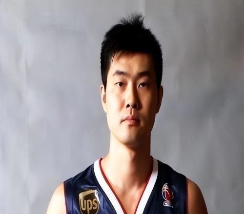 手握8個(gè)CBA冠軍，娶了美艷嬌妻，如今定居廣東，他已是大學(xué)副教授