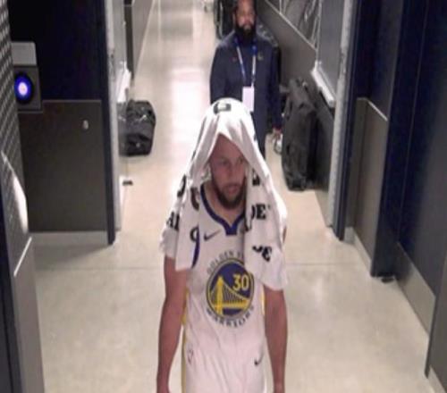 虛驚一場，庫里首節(jié)返回更衣室后重回替補(bǔ)席