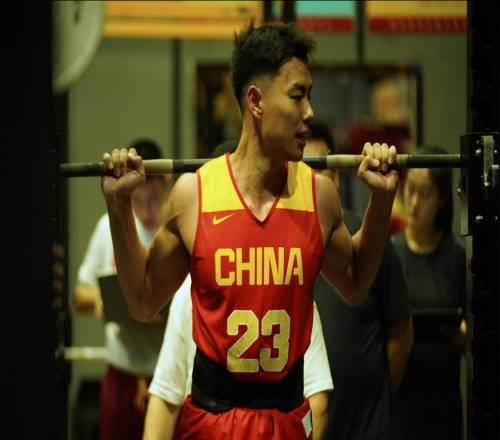 還不召進(jìn)國家隊(duì)單賽季三分60.5%，球迷喊話郭導(dǎo)：用他替胡明軒