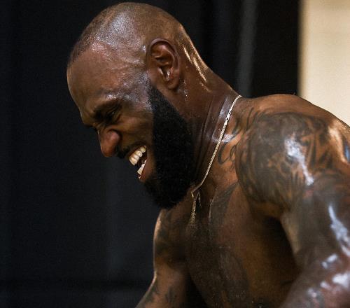 湖人備戰(zhàn)火箭！東契奇一喜一憂，里夫斯有望復(fù)出，老詹生病了