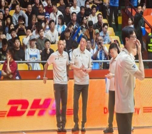 三年禁赛期结束！李楠现身北京男篮场边教练组