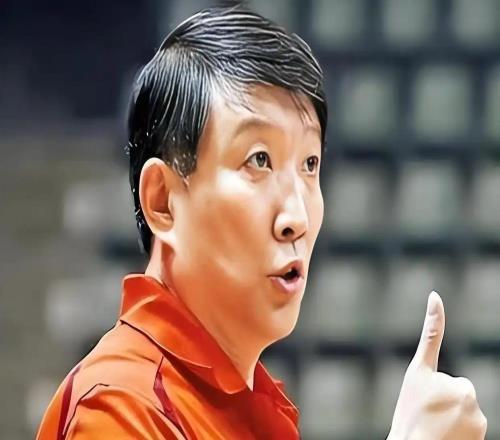 宮魯鳴秒變“小丑”中國(guó)女籃集訓(xùn)首日太尷尬：19人只有1人參訓(xùn)