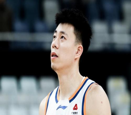 21連勝！上海橫掃新疆一度漏雨中斷70分鐘王哲林12+7引7人上雙