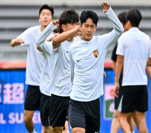 陳濤劉建業(yè)老友記！重慶球迷：向余望進(jìn)球深圳球迷：周定洋首發(fā)