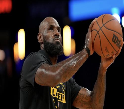 TA：詹姆斯下赛季无意举办告别巡演，退役仍是真实选项