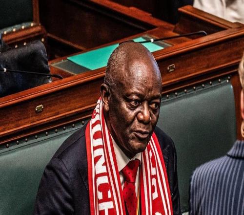 拜仁淘汰皇馬后，孔帕尼父親圍著拜仁圍巾參加比利時(shí)議會(huì)活動(dòng)