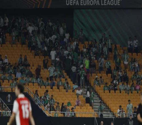 皇家貝蒂斯主場(chǎng)三次播放錯(cuò)誤廣播讓球迷疏散，引發(fā)球迷不安