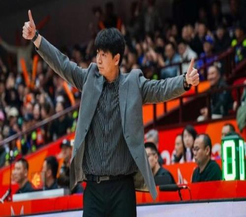 北京首钢16分大胜！山东男篮5连败，李楠首秀开门红，贝利爆发