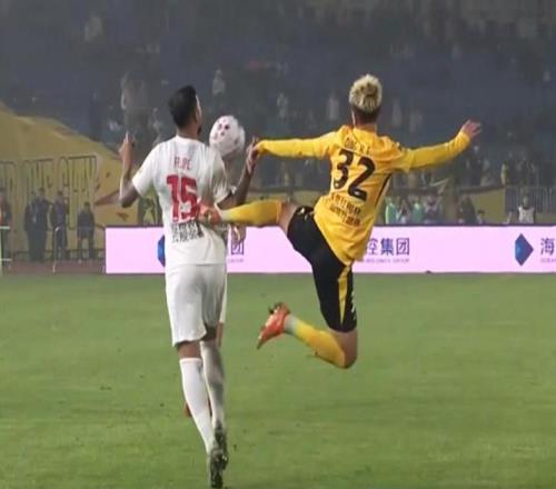 飛踹停1場罵人6場！足協(xié)罰單又翻車，鄭智暗示青島德比魚死網(wǎng)破