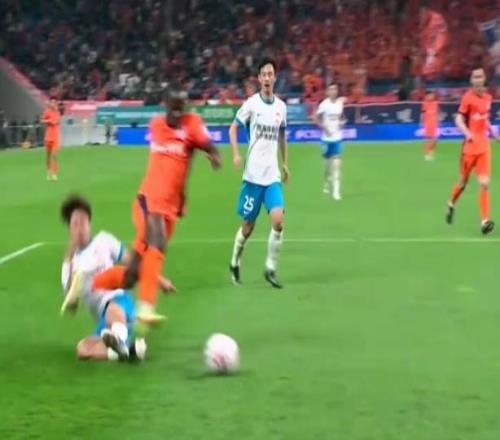 中超爭議判罰！葉博亞進球被吹，禁區(qū)被鏟倒無點，VAR四次介入