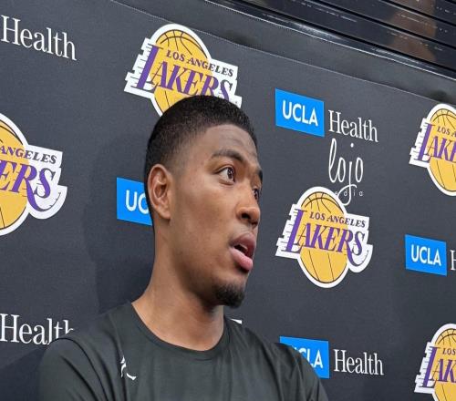 要回歸國(guó)家隊(duì)了八村壘身著日本隊(duì)短袖現(xiàn)身湖人訓(xùn)練場(chǎng)