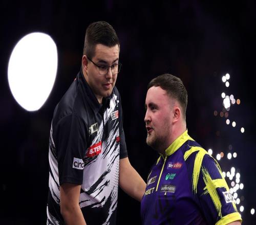 17歲飛鏢天才被噓整場(chǎng)，一個(gè)手勢(shì)引爆全場(chǎng)