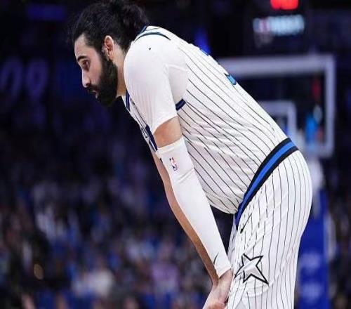 明明狀態(tài)尚可效果不錯(cuò)，為什么魔術(shù)不能給替補(bǔ)中鋒多些表現(xiàn)機(jī)會(huì)