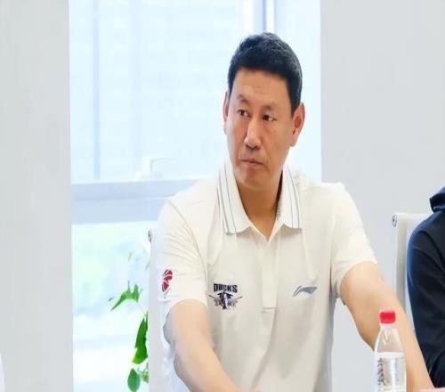 前中國男籃主帥李楠解禁，恢復(fù)教練員注冊資格，今晚或重返CBA賽場此前因消極比賽被封三年