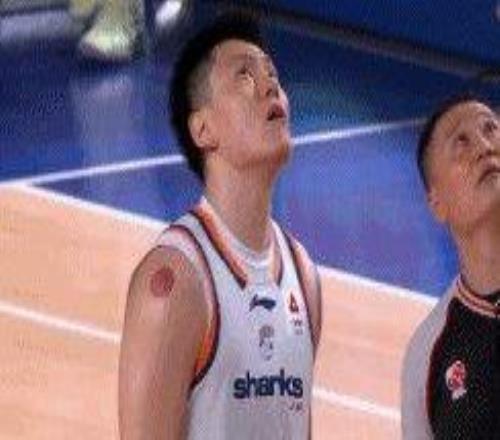 新疆主場球館漏水比賽已被迫中斷超40分鐘！