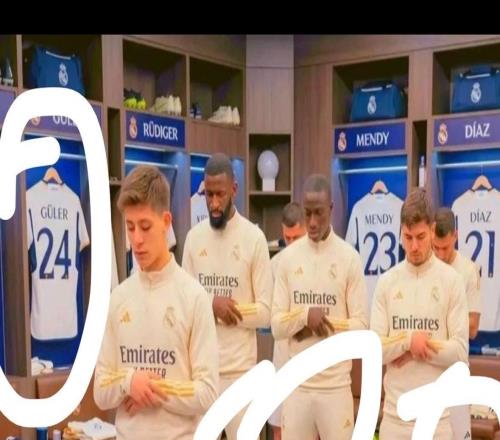 皇馬球員在更衣室祈禱球迷：這是一眼假的AI圖片