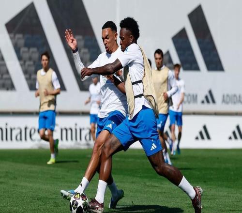 羅馬諾：阿諾德今夏100%留隊(duì)，老佛爺希望維尼修斯留隊(duì)并續(xù)約