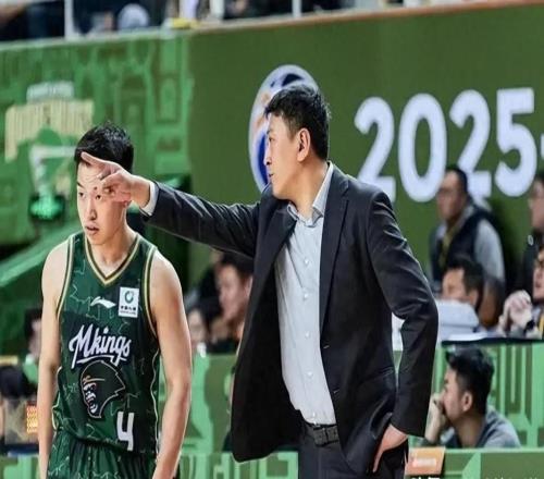 胡金秋扛起全隊(duì)大旗，廣廈逆境頑強(qiáng)追分，上演經(jīng)典逆風(fēng)翻盤