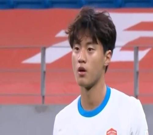 一戰(zhàn)成名！17歲“中超小楊?！笔仔泱@艷：2次送出關(guān)鍵傳球