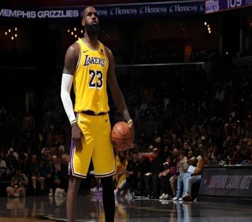 突發(fā)！右膝告急！火湖大變天！老詹的好機(jī)會(huì)