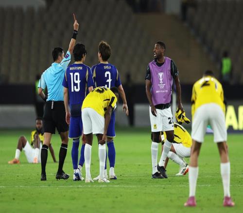 輸不起沙特國腳亞冠出局后沖撞馬寧+狂罵！遭中超金哨紅牌驅逐