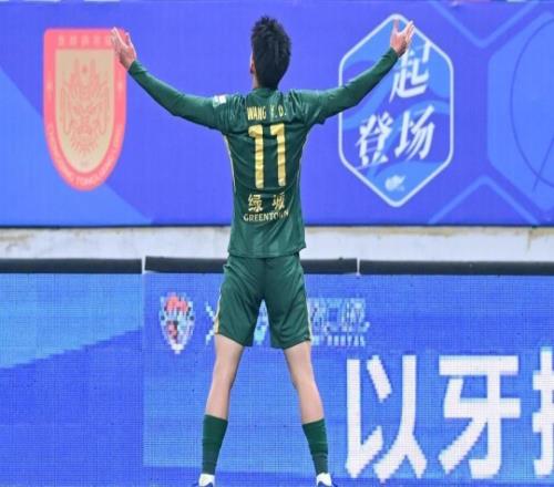 王鈺棟又與球迷沖突！視頻曝光，手指球迷大喊，被工作人員拉走