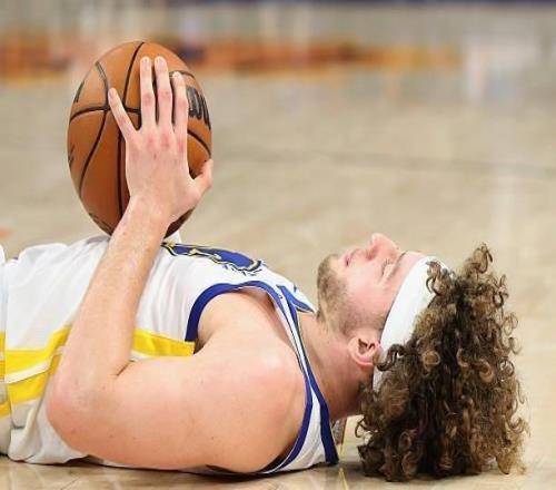 慘敗中為數(shù)不多的亮點！勇士后場新星的能力絕對是被嚴重低估了