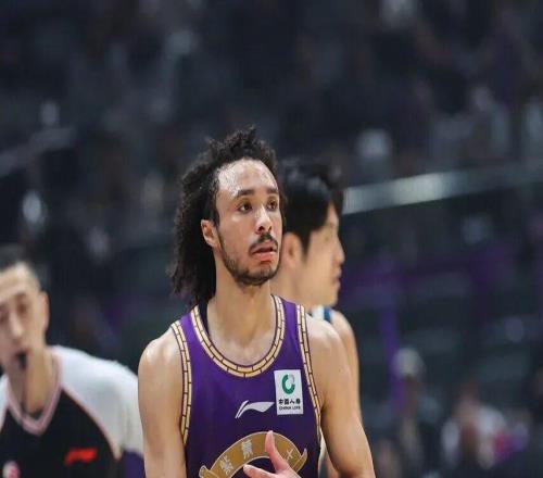 賽場直擊丨三節(jié)低迷末節(jié)回神終奏凱歌